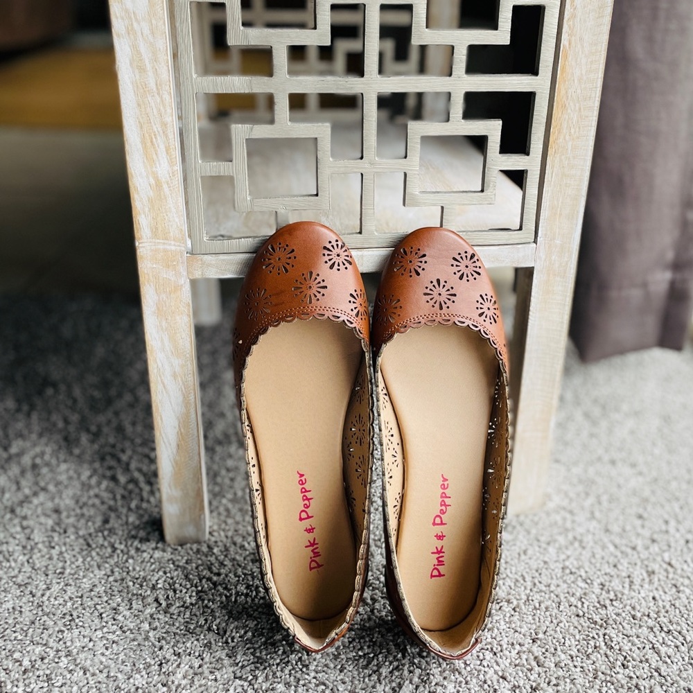 ⬇️ Pink & Pepper Flats